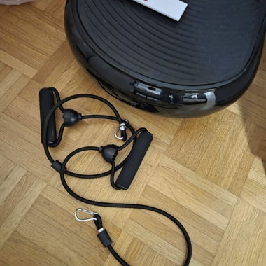 Vibrating fitness platform with remote control