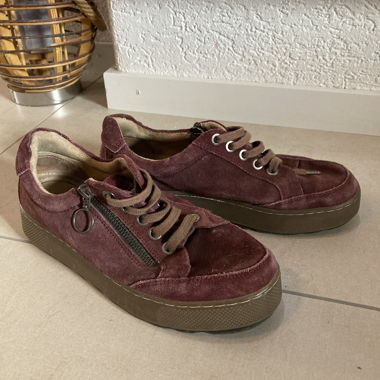 Bordeauxrote Wildleder-Sneaker