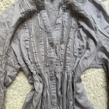 Chemise grise d’avant-garde avec dentelle