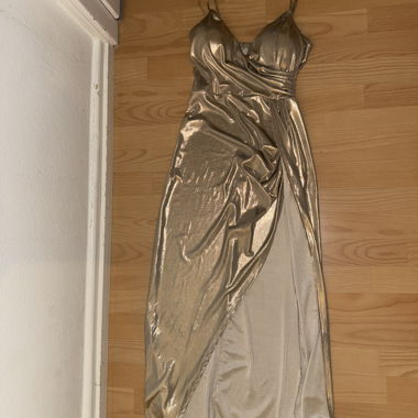Robe élégante dorée
