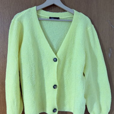 Gelbe Strickjacke