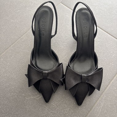 Black slingback pumps with bow