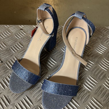 Sandali con tacco blu brillanti 