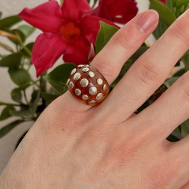 Anello con Borchie Ambra