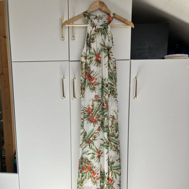 Langes Blumenkleid für den Sommer