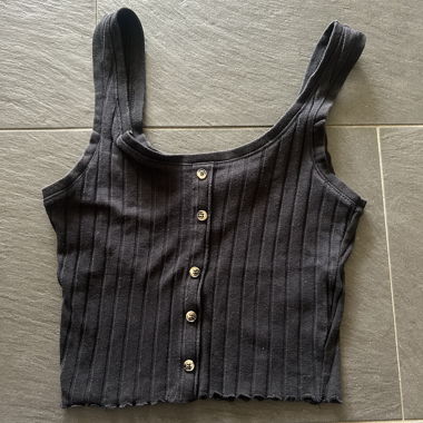 Top noir avec boutons