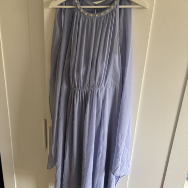 Robe en chiffon bleu clair avec col pailleté