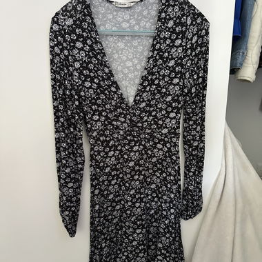 Robe portefeuille noire et blanche à fleurs