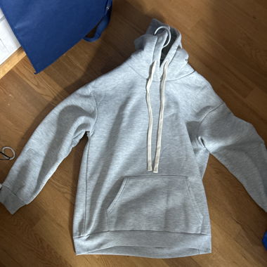 Grauer Pullover 