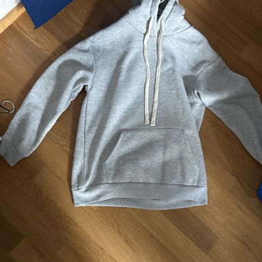 Grauer Pullover 