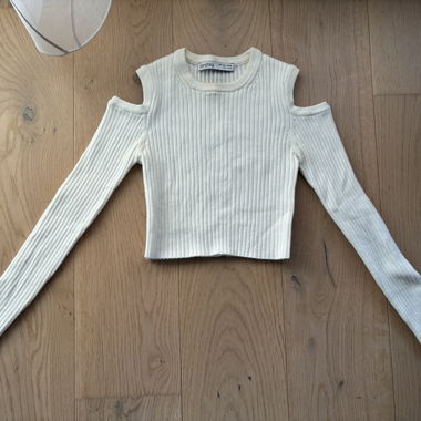 Bershka Crop-Top mit Cut-Out Schultern