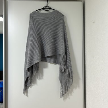 grauer Poncho