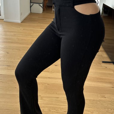 Stoffhose flare mit cutouts