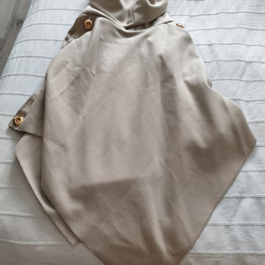 Poncho con cappuccio beige