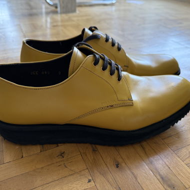 Chaussures en cuir à lacets jaunes