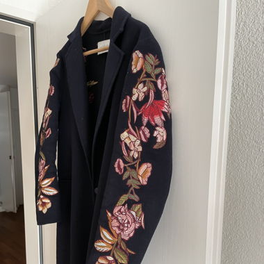 Sandro Wollmantel mit Blumenstickerei