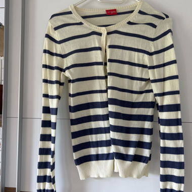 Dünne gestreifte Strickjacke