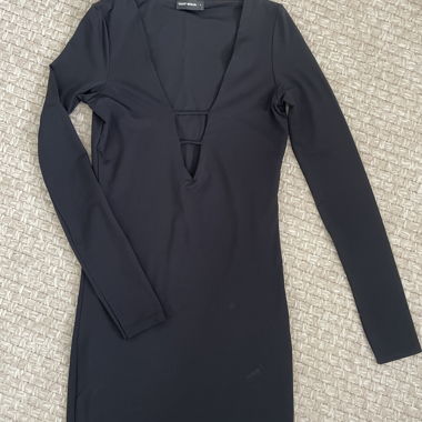 Mini abito nero con cut-out