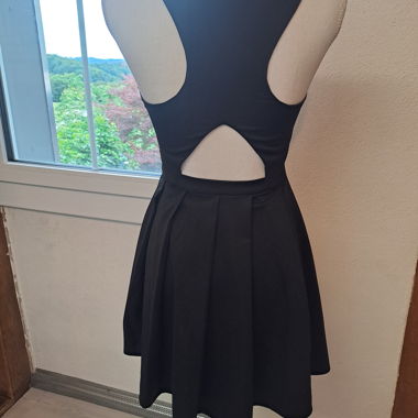 Abito nero con scollo posteriore