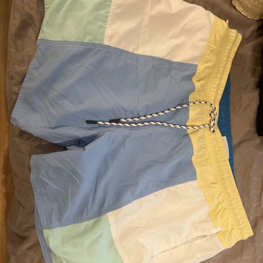 Costume da bagno colorato con cordino