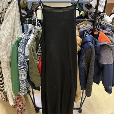 Robe noire à bretelles longues