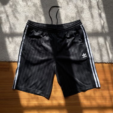 coole gestreifte adidas shorts