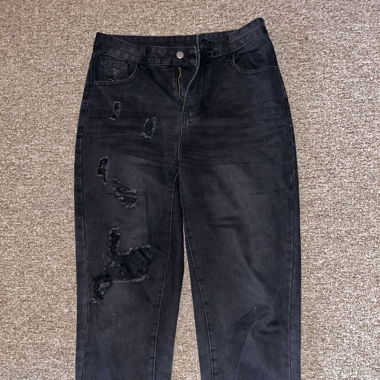 Schwarze Jeans mit Löcher