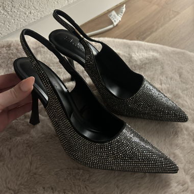 Schwarze Slingback-Pumps mit Strass