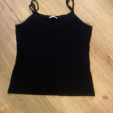 Top nero con bretelle