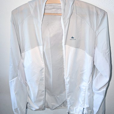 Sehr leichter Windbreaker Quechua weiss