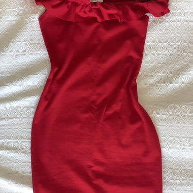 Robe rouge décolleté épaules nues