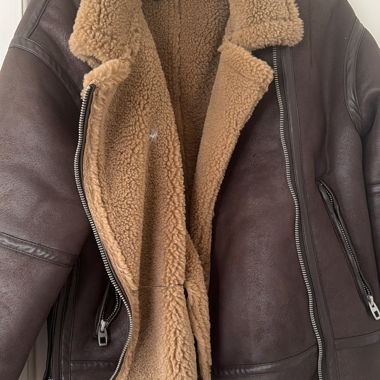 Veste en cuir effet teddy Zara