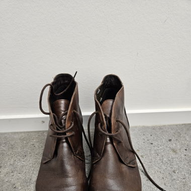 Neuwertige Stiefel aus Leder