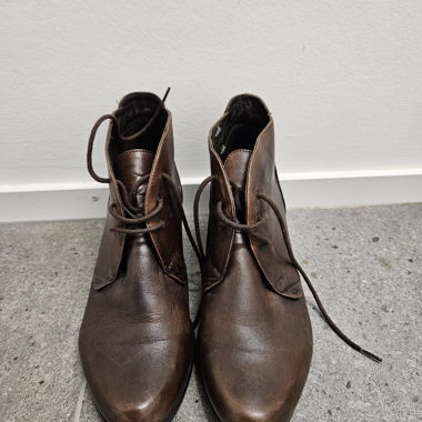 Neuwertige Stiefel aus Leder