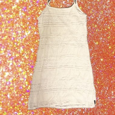 Robe blanche avec détails en dentelle 