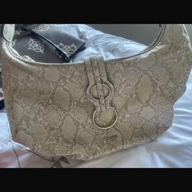 Sac à main Guess en motif peau de serpent
