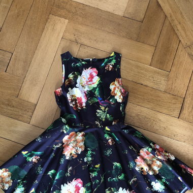 Weitschwingendes Kleid