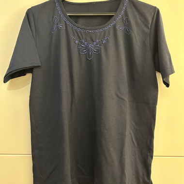 Dark blue T-shirt with embroidery
