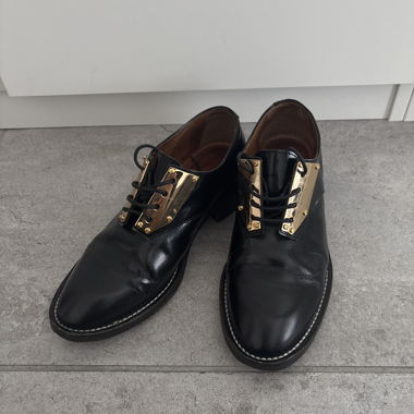 Scarpe eleganti stringate in pelle nera con dettagli dorati