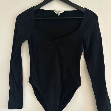 schwarzes Langarmshirt