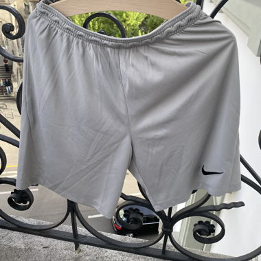 Shorts de sport Nike gris