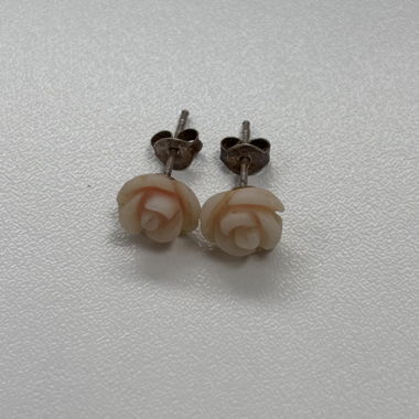 Orecchini a lobo a forma di rosa in corallo rosa e argento 925