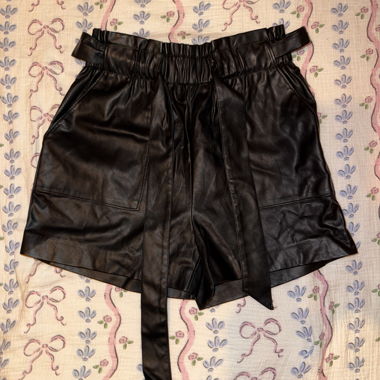Schwarze Shorts aus Kunstleder