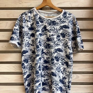 T-Shirt mit blauweissem Muster