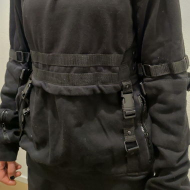 Schwarzes Sweatshirt mit Streifen