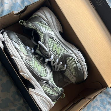 New Balance 530 Sneaker in Hellgrün und Grau
