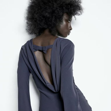 Vestito blu con scollo sulla schiena