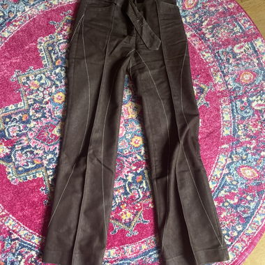 Pantalon femme marron avec détails de couture