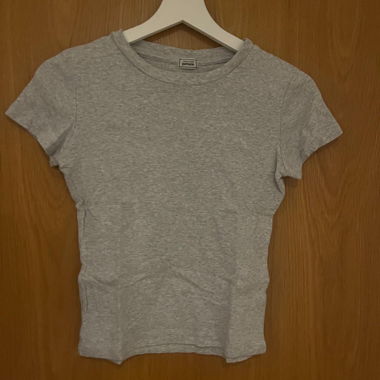Grau geripptes Kurzarm-T-Shirt