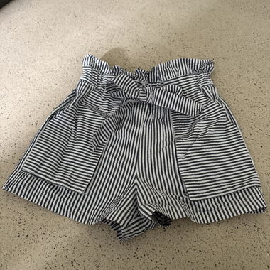 Shorts rayés avec ceinture à nouer
